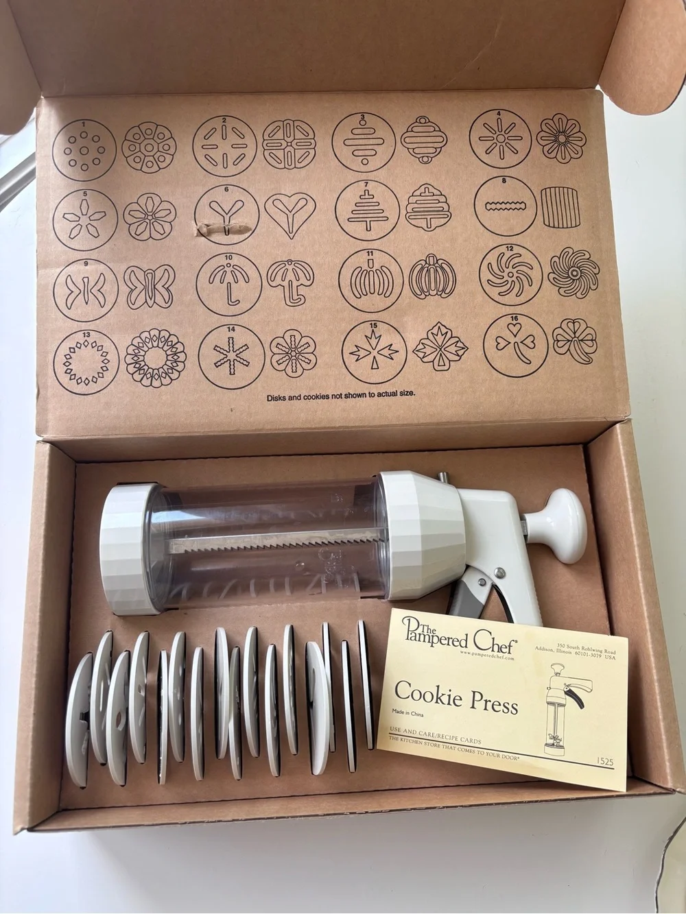 EUC!!! The Pampered Chef White and Gray Cookie Press with Discs
